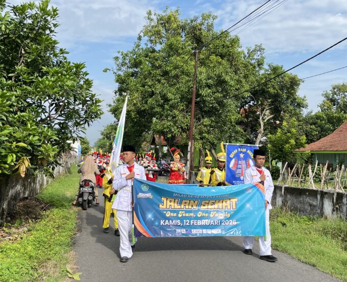 Puncak Milad ke-48, MTsN 3 Kediri Gelar Jalan Sehat dengan Meriah