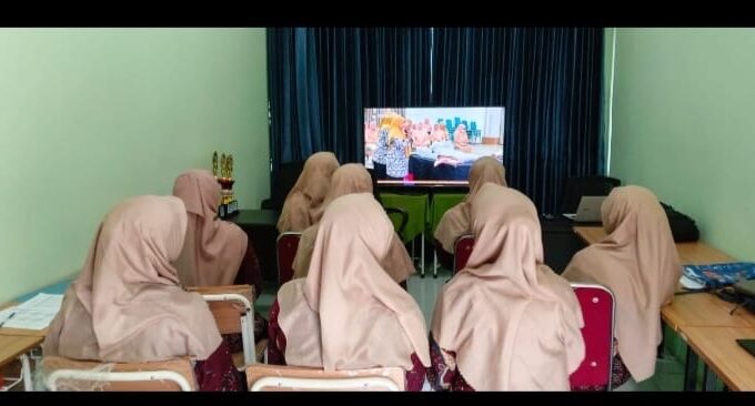 DWP MTsN 3 Kediri Ikuti Pelatihan Pemulsaran Jenazah Via Zoom dari DWP Kanwil Kemenag Jatim