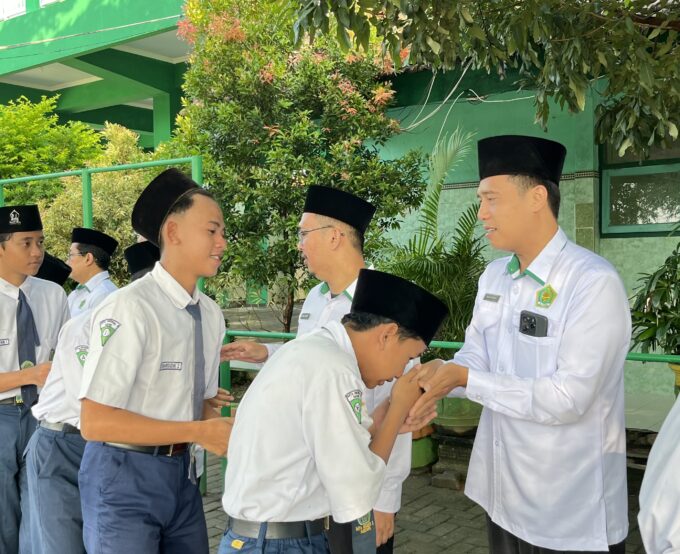 Awali Hari Pertama Sekolah, MTsN 3 Kediri Gelar Halal Bihalal