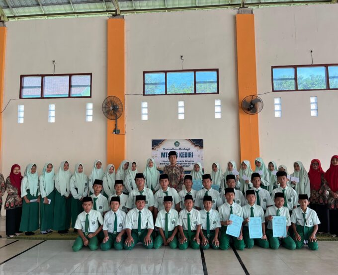 Semangat Berbagi di Bulan Suci, DWP MTsN 3 Kediri Salurkan Sembako dan Santunan untuk Siswa dan Warga Sekitar
