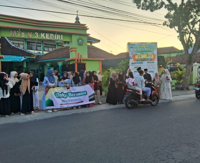 PMR MTsN 3 Kediri Berbagi Takjil, Perkuat Kebersamaan di Bulan Ramadan