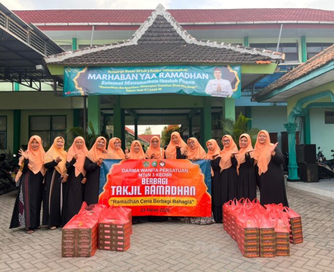 DWP MTsN 3 Kediri Berbagi Berkah Ramadan, Ratusan Takjil Dibagikan  kepada Pengguna Jalan