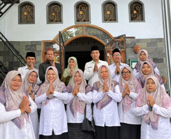 Halal Bihalal MTsN 3 Kediri Bersama Warga, Komite, MAN 2 Kediri,  dan Pengasuh PP Al-Hikmah, Pererat Ukhuwah dan Tradisi Silaturahmi