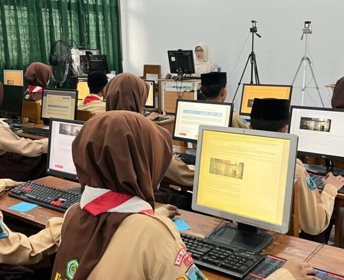 Hari Kedua TKA, Tim Kanwil  Kemenag Jawa Timur Lakukan Monev di MTsN 3 Kediri