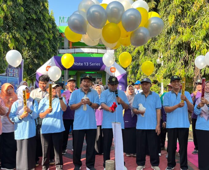 Keluarga Besar MTsN 3 Kediri Meriahkan Jalan Sehat Milad ke-42 MAN 2 Kediri