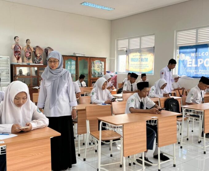 Pelaksanaan Hari Pertama Ujian Madrasah MTsN 3 Kediri Berjalan Lancar dan Tertib