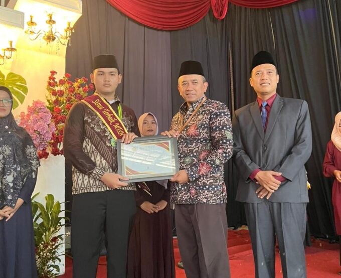 Penyerahan Kembali Siswa Kelas IX MTsN 3 Kediri Berlangsung Haru dan Penuh Makna