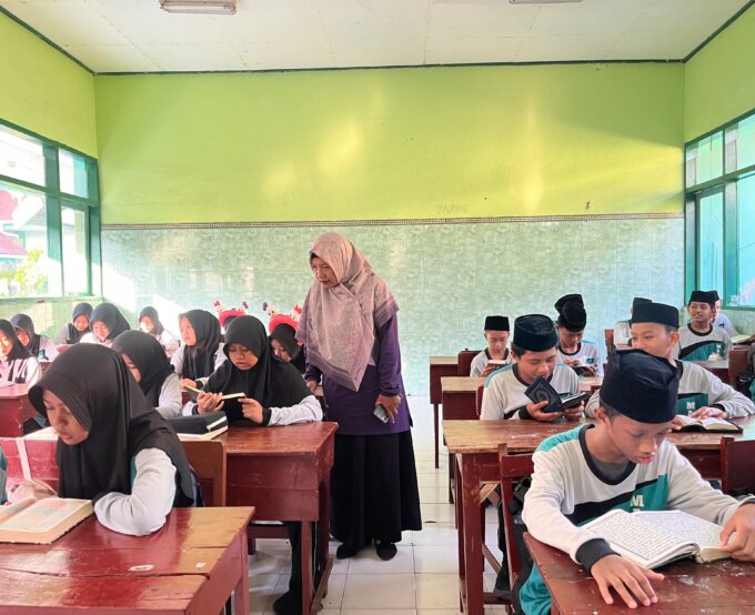 MTsN 3 Kediri Kompak Sukseskan Gerakan 100.000 Khataman Al-Qur'an pada Peringatan 1 Muharram 1448 H