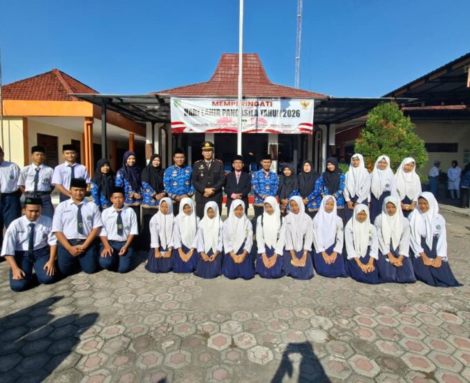 Tanamkan Nilai Kebangsaan, MTsN 3 Kediri Ikuti Upacara Hari Lahir Pancasila  di Kecamatan Purwoasri