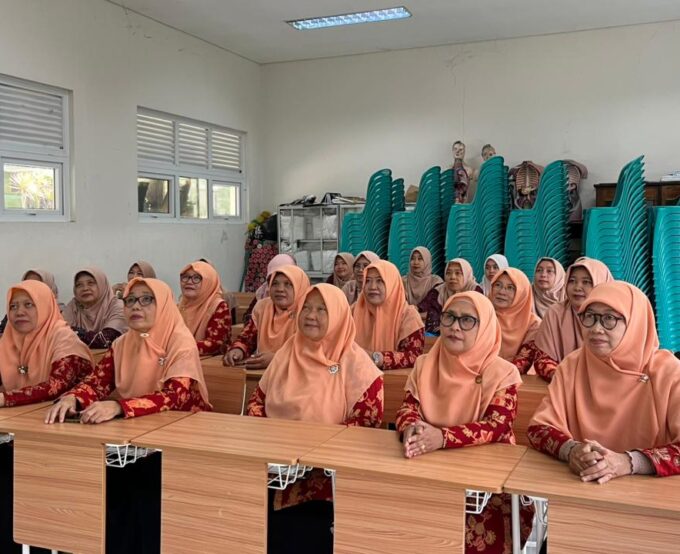 Anggota DWP MTsN 3 Kediri Ikuti Pembinaan Rutin DWP Kanwil Kemenag Jawa Timur tentang Bank Sampah dan Daur Ulang Kreatif