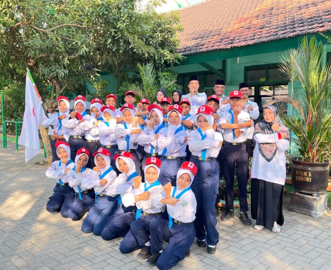 Kepala MTsN 3 Kediri Lepas Langsung Kontingen PMR Madya Menuju Jumbara Tahun 2026