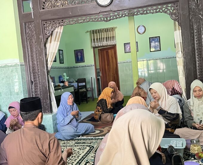 Pererat Silaturahmi, Keluarga Besar MTsN 3 Kediri Gelar Ziarah Haji