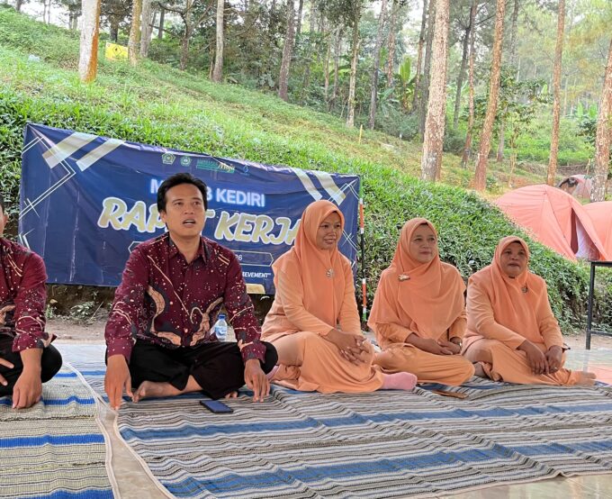 Sinergi Menuju Madrasah Hebat, MTsN 3 Kediri Lanjutkan Raker Bersama Seluruh GTK di Mojokerto