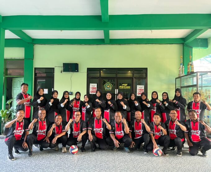 Kepala MTsN 3 Kediri Turut Perkuat Tim Voli Putra, Lolos ke Semifinal Turnamen Antarinstansi Kecamatan Purwoasri