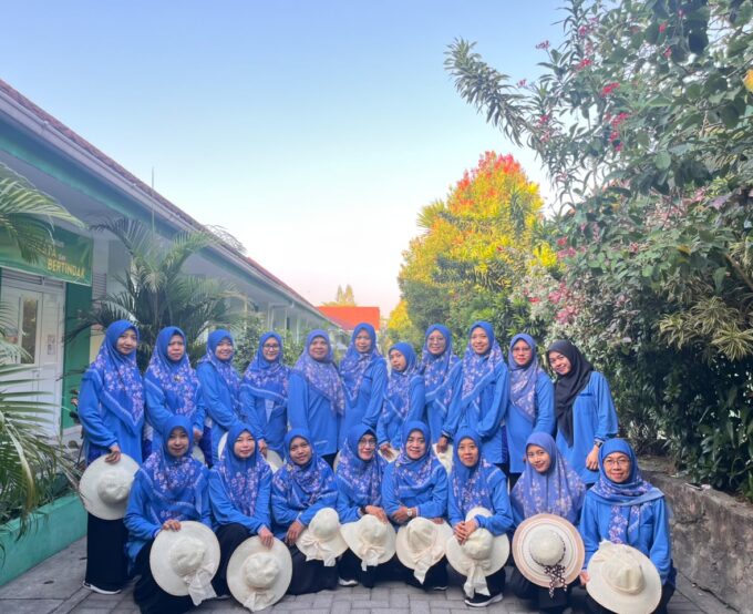 Pleton Putri GTK MTsN 3 Kediri Semarakkan Gerak Jalan Umum  tingkat Kecamatan Purwoasri Dalam Rangka HUT ke-81 Republik