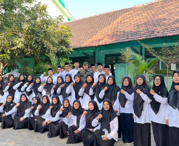 Upacara Senin di MTsN 3 Kediri, Pelda Suwanto: Ikrar Siswa Jangan Hanya Dibaca,  tetapi Diamalkan