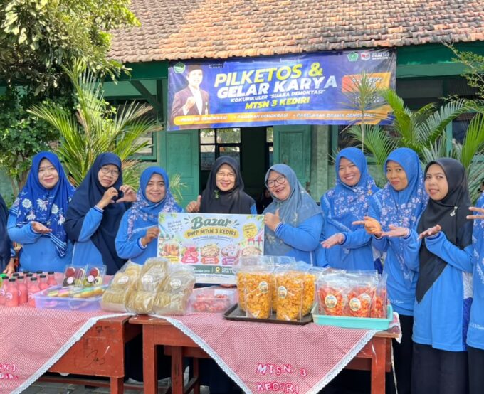 DWP MTsN 3 Kediri Buka Stand Bazar pada Puncak Kegiatan Kokurikuler