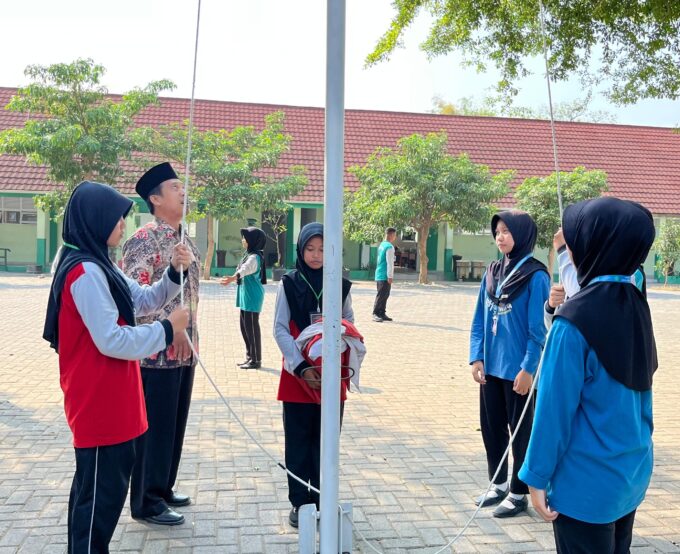 Dampingi Langsung Peserta LDKS, Kepala MTsN 3 Kediri Bekali Tata Cara Upacara