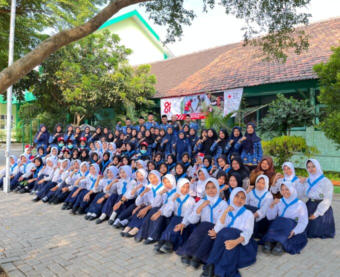 HUT ke-81 PMI, PMR MTsN 3 Kediri Tunjukkan Aksi dan Semangat Kemanusiaan