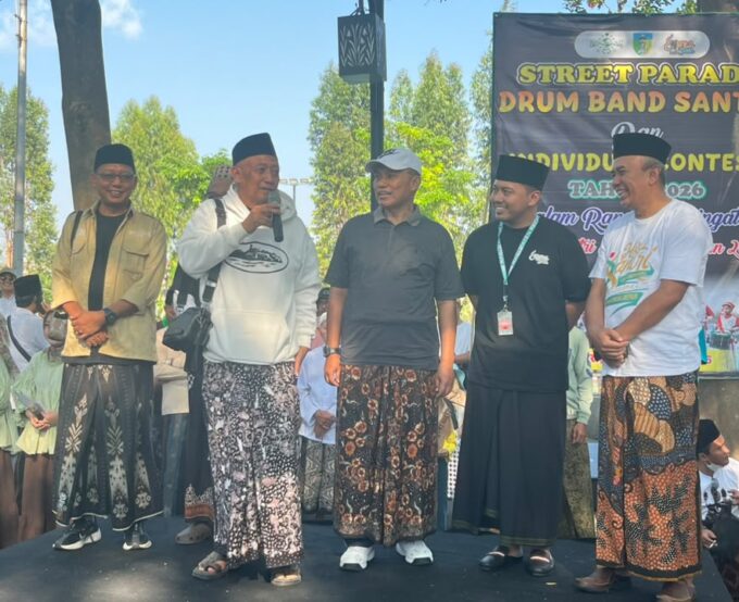 MTsN 3 Kediri Semarakkan Ekspresi Santri 2026 melalui Jalan Sehat Sarungan