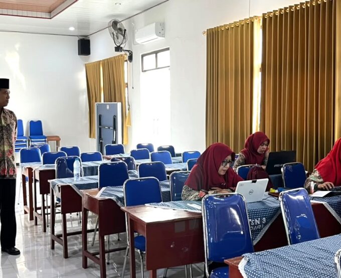 Kepala MTsN 3 Kediri Tinjau Langsung Pelaksanaan Hari Kedua AKGTK