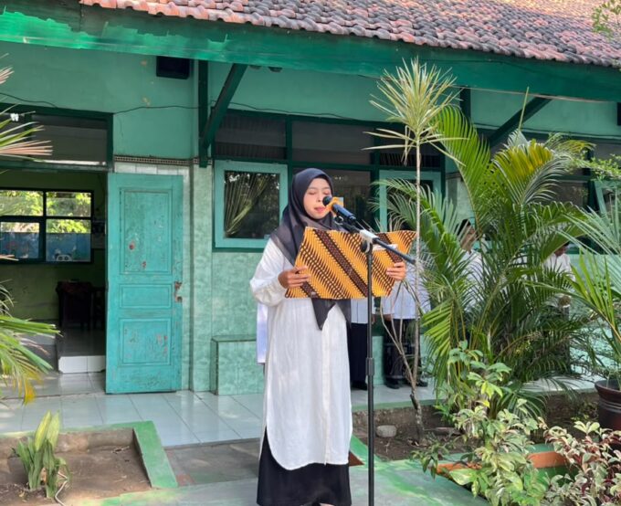Sambut HSN 2026, GTK MTsN 3 Kediri Tampil Berbusana Santri, DWP Turut Ambil Bagian
