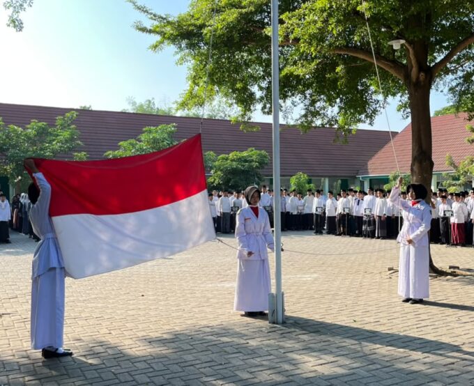 Sambut Hari Santri Nasional 2026, GTK dan Siswa MTsN 3 Kediri Tampil Beda dengan Busana Santri