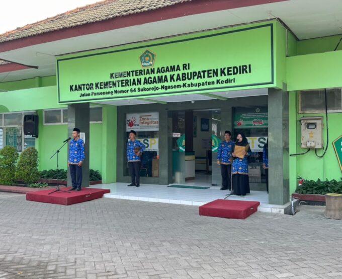 MTsN 3 Kediri Bertugas pada Upacara Hari Sumpah Pemuda ke-98  di Kankemenag Kabupaten Kediri